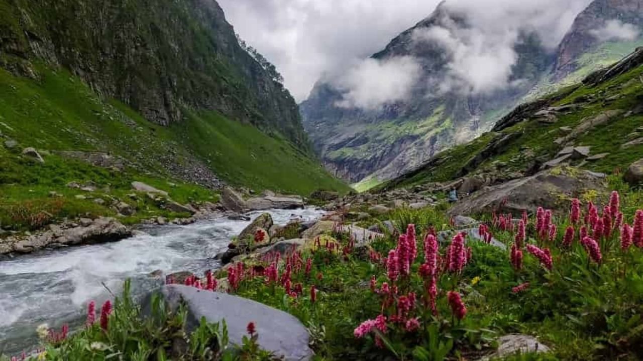 Best Time to Experience the Real Beauty of Hampta Pass Trek -popular